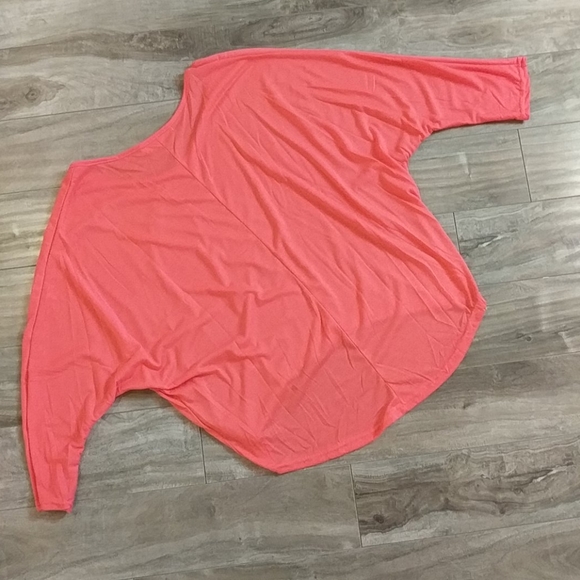 ❄️ 3/$25 Coral Orange High Low Batwing Top - Picture 3 of 3